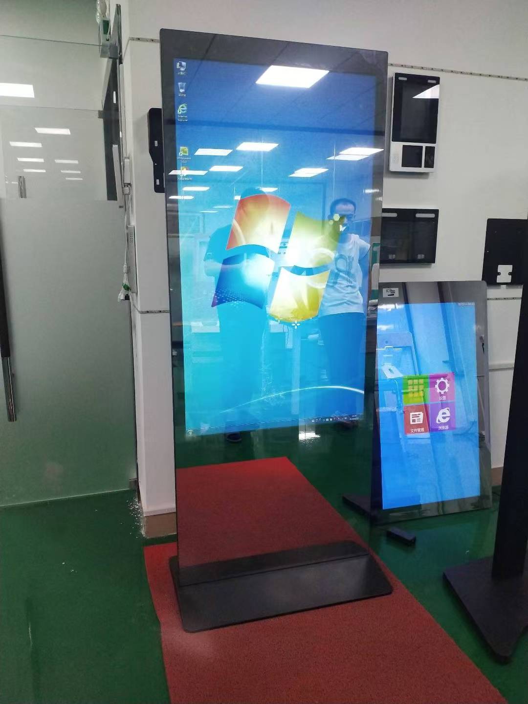 Qtenboard Mirror Digital Signage – Multi-Style Touch & Non-Touch Display