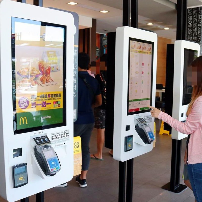 Qtenboard Self-Service Payment Order Kiosk in restaurant scene – customers placing orders and making payments independently